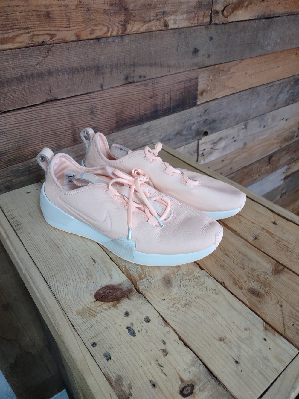 Nike Women's Peach Size 9.5 Athletic Sneakers